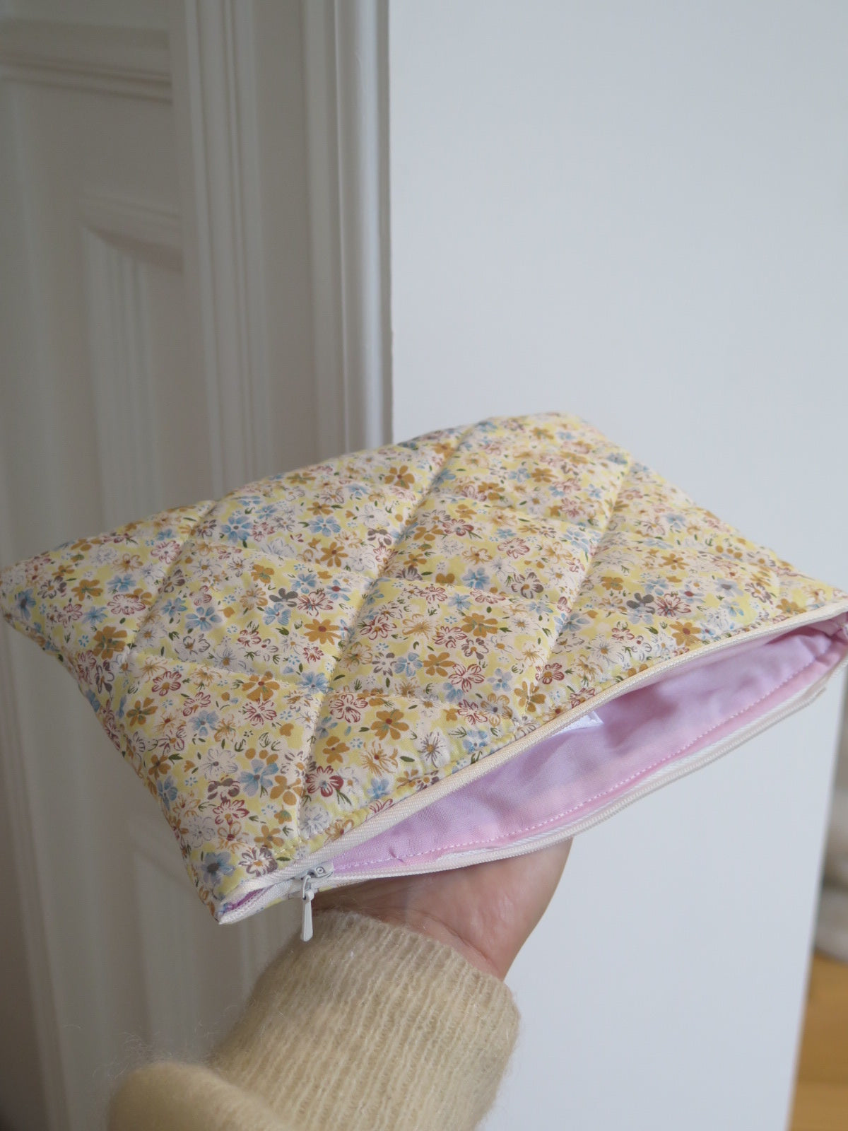 CREAM FLORAL FLAT POUCH