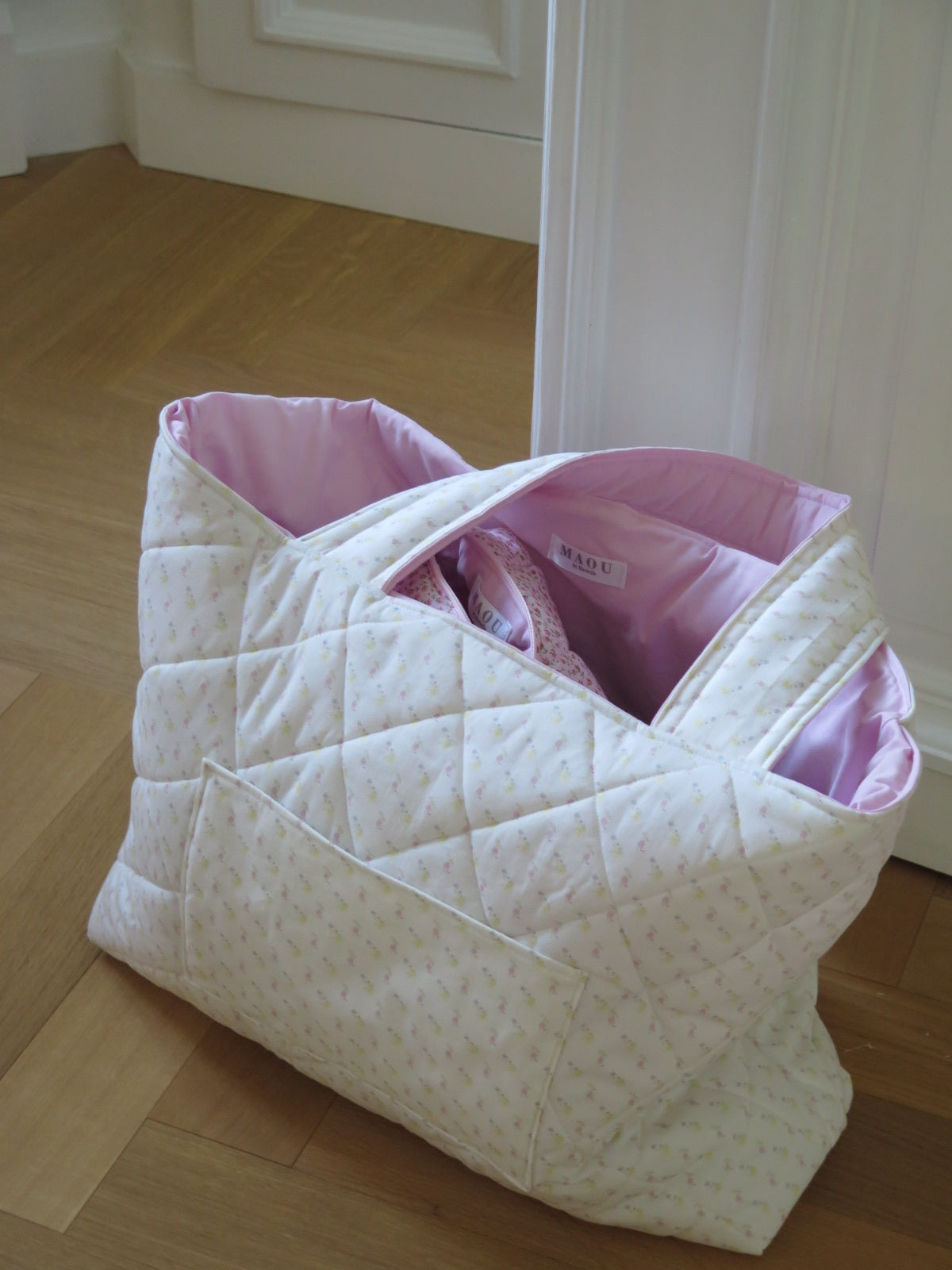 WHITE FLORAL TOTE BAG