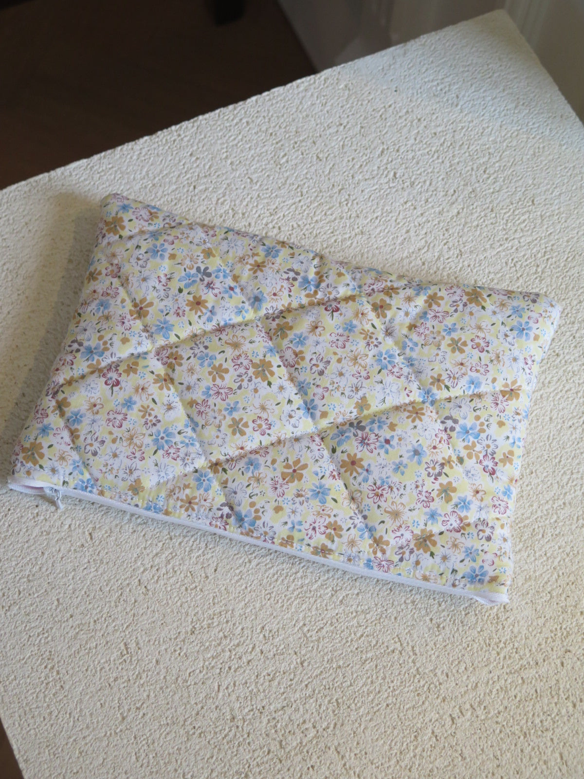 CREAM FLORAL FLAT POUCH