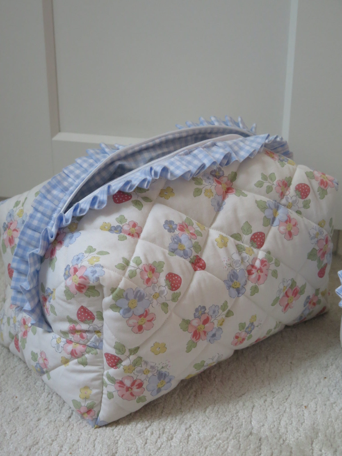 RUFFLED BAG STRAWBERRY FLORAL